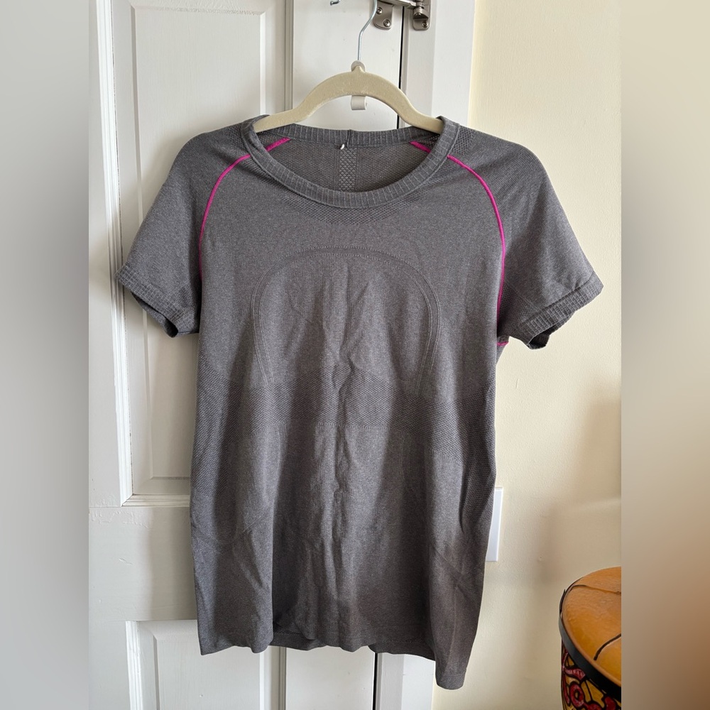 Lululemon Gray workout tshirt with pink accents